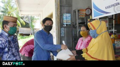 Peduli Dampak Covid-19, Ketua Komisi II DPRD Gorut Salurkan BPLD di Gentuma Raya