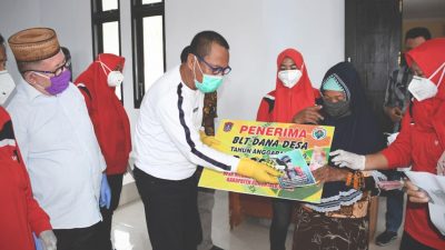 Ridwan Yasin Menyalurkan BLT DD di Desa Helumo