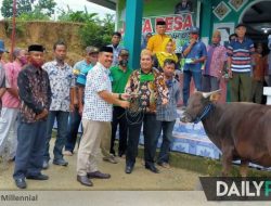 Usman Rajak Serahkan Hewan Kurban Kepada Warga di Kecamatan Tolangohula