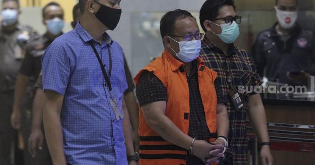 Kepala Badan Penanggulangan Bencana Daerah (BPBD) Kolaka Timur Anzarullah berjalan menuju ruang konferensi pers usai menjalani pemeriksaan di Gedung Merah Putih KPK, Jakarta, Rabu (22/9/2021) malam. [Suara.com/Angga Budhiyanto]