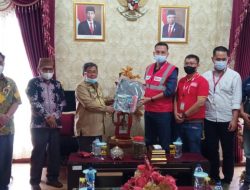 Bupati Indra Yasin Terima Bantuan dari Alfamart Gorontalo untuk 200 Siswa