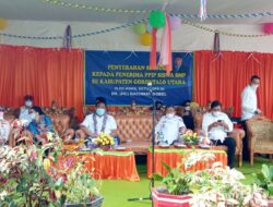 Bupati Indra Yasin Dampingi Rahmat Gobel Serahkan Dana PIP untuk Siswa SD/SMP se-Gorut