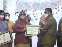 Puncak Peringatan Hari Kesehatan Nasional, Wali Kota Gorontalo Beri Penghargaan kepada Nakes