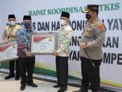 Bupati Asahan Raih Penghargaan Tokoh Peduli Pendidikan Islam