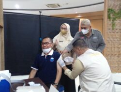 Deprov Gorontalo Gelar Vaksinasi Booster, La Ode Ajak Masyarakat Ikut Vaksin Ketiga