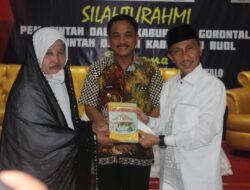 Silaturahmi dengan KKIG Buol, Nelson Dihadiahi Buku Sejarah Gorontalo