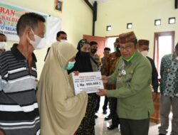 Bupati Indra Yasin Serahkan BLT Triwulan I
