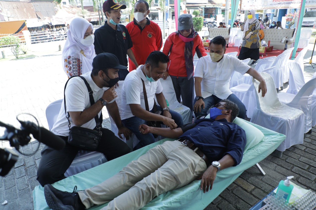 Meriahkan Hari Jadi Asahan ke-76, Direktur RSUD HAMS Kisaran Donorkan Darah