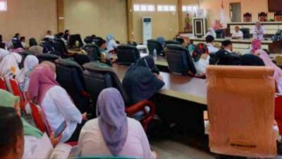 Pimpin Rapat Bersama Seluruh Staff Setwan, Fahrudin Tekankan Disiplin Kerja
