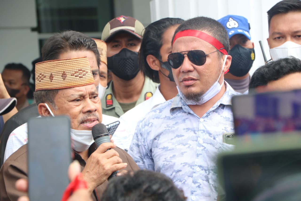 Ketua Deprov Gorontalo, Paris Jusuf (Upiah Karanji) saat menerima massa pendemo