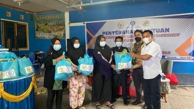 Roman Nasaru Bersama BI Serahkan Bantuan kepada Masyarakat Terdampak Covid19