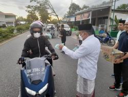 Bersama KANS Community, Wabup Hendra Berbagi Takjil dengan Masyarakat