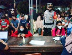 Gelar Vaksinasi Malam Hari, Polsek Botumoito Bagikan Minyak Goreng Untuk Warga