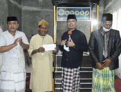 Amaliah Ramadhan di Tibawa, Sekda Roni Salurkan Bantuan untuk Pengembangan Masjid