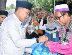 Serahkan Bantuan Paket Ramadhan, Anas Harap Masyarakat Dukung Kegiatan Investor 