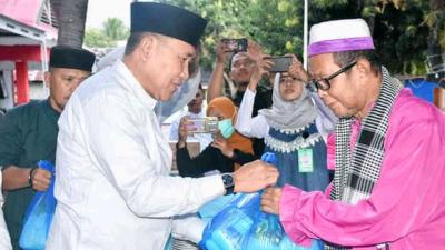 Serahkan Bantuan Paket Ramadhan, Anas Harap Masyarakat Dukung Kegiatan Investor 