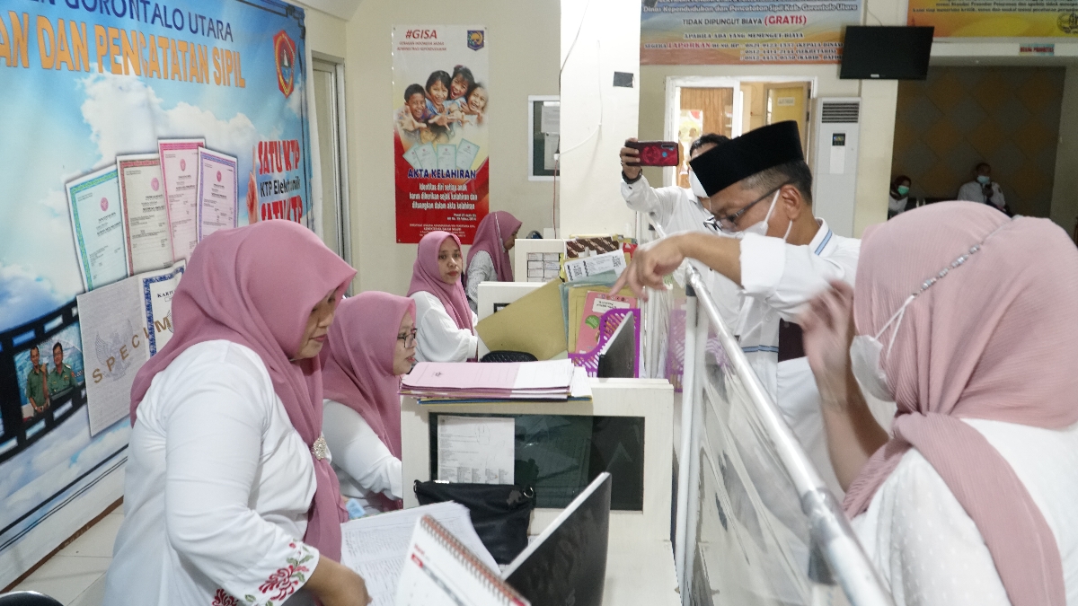 Kunjungi Dinas Dukcapil, Plt. Bupati Gorut Harapkan Pelayanan Lebih Dimaksimalkan