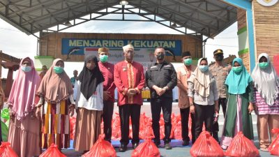 ASN dan Honor Kelurahan Tomalou Berbagi Berkah Ramadhan
