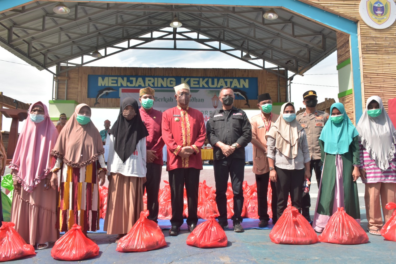 ASN dan Honor Kelurahan Tomalou Berbagi Berkah Ramadhan