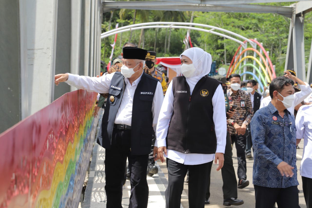 Gubernur Jatim Resmikan Jembatan Pelangi Srigonco Kabupaten Malang