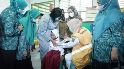 Anak SD di Imunisasi MR, Ketua PKK Asahan Siap Dukung Program Nasional