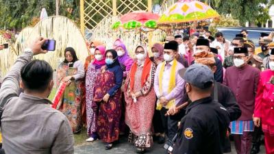 Adat Mopotilolo Sambut Hamka Hendra Noer di Boalemo