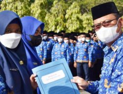 Plt Bupati Gorut Serahkan SK Kepada 338 CPNS dan PPPK Formasi 2021