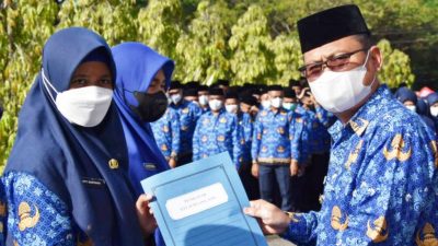 Plt Bupati Gorut Serahkan SK Kepada 338 CPNS dan PPPK Formasi 2021