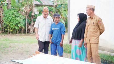 Thariq Modanggu Serahkan Bantuan Kepada Korban Angin Puting Beliung