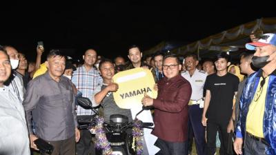 Pedagang Mainan Tak Menyangka Dapat Hadiah Motor dari ‘MATAHARI’