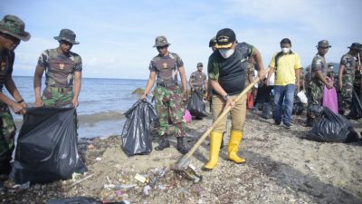Gerebek Kampung, Marten Taha Turun Tangan Bersihkan Sampah