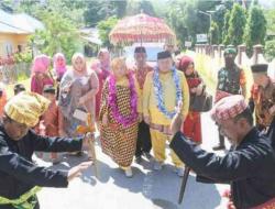 Adat Mopotilolo Sambut Hendriwan di Kecamatan Paguyaman Pantai