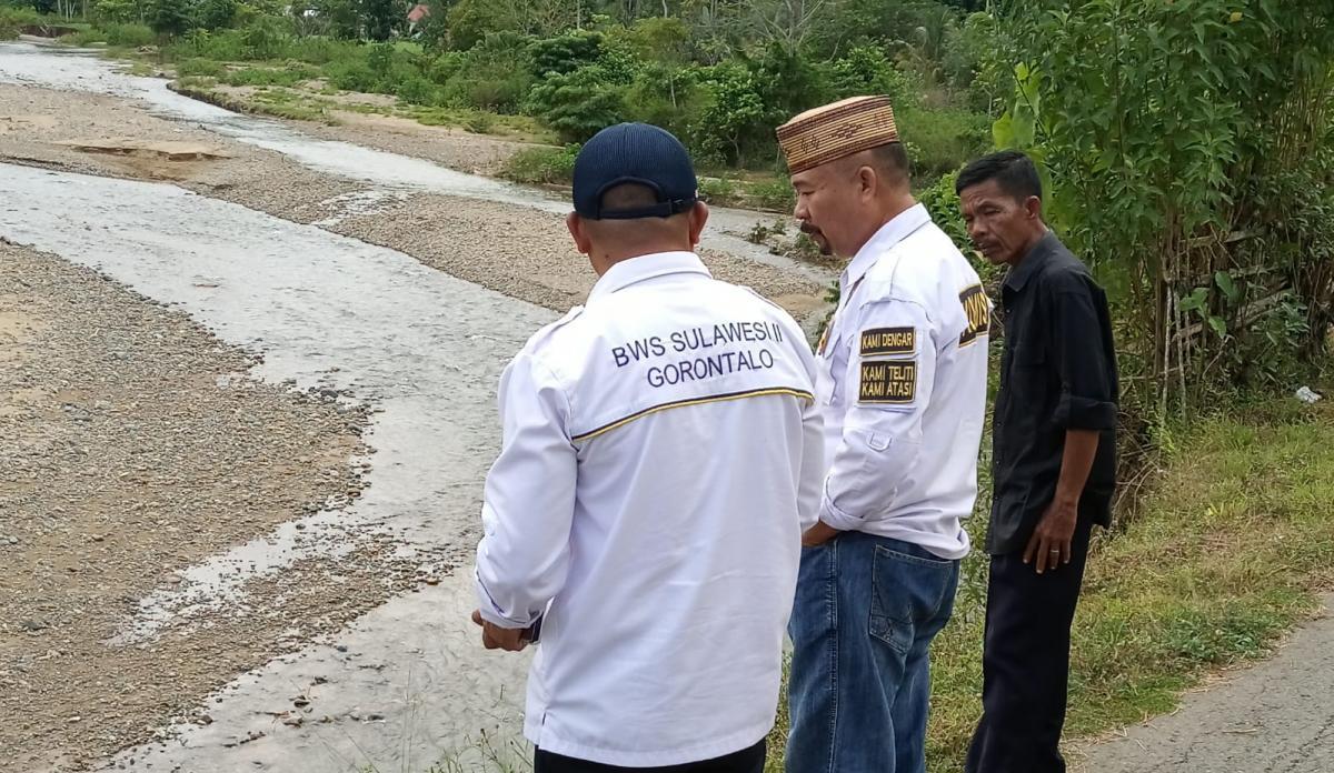 Idrus M. Thomas Mopili (Kemeja Putih) saat Meninjau Sungai Bualemo, Kecamatan Kwandang, Kabupaten Gorontalo