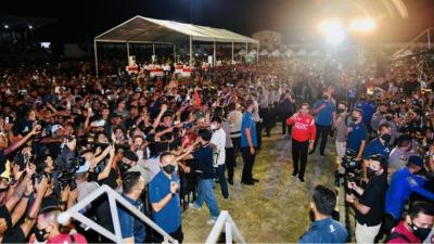 Presiden Joko Widodo dan Ibu Iriana Joko Widodo menyaksikan pagelaran musik bertajuk Konser Kebangsaan di Stadion Marilonga Ende, Kabupaten Ende, Provinsi Nusa Tenggara Timur, pada Rabu, 1 Juni 2022. Foto: BPMI Setpres/Laily Rachev