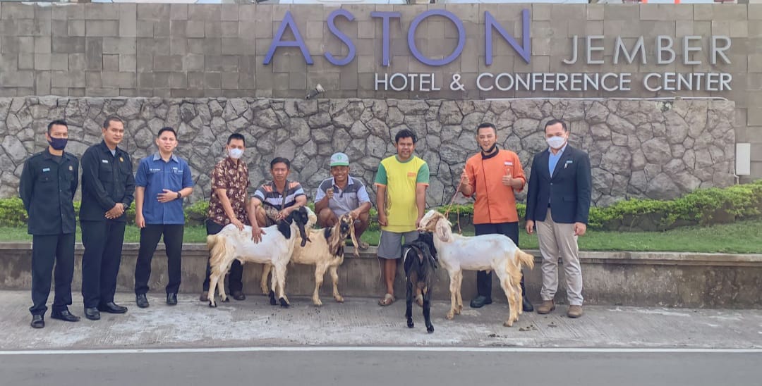 Hotel Aston Jember Bagikan Hewan Kurban