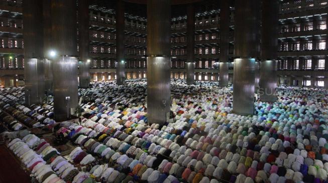 Ilustrasi Sholat Idul Adha - Ribuan umat muslim menunaikan ibadah sholat Idul Adha 1439 H berjamaah di Masjid Istiqlal, Jakarta, Rabu (22/8). [Suara.com/Muhaimin A Untung]