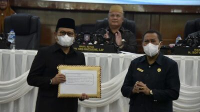 Penjagub Hamka Hendra Noer saat menyerahkan dokumen Dua Ranperda usulan Gubernur Gorontalo kepada Ketua DPRD Provinsi Gorontalo Paris RA Jusuf, pada Rapat Paripurna DPRD Provinsi Gorontalo ke-84, dalam rangka pembicaraan tingkat I terhadap dua Ranperda Gubernur Gorontalo, Senin (11/7/2022). Foto – Salman