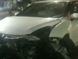 Diduga Ngebut, Sebuah Mobil Tabrak Hydrant Dan 3 Warga Di Duren Sawit Jaktim