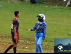 Geger Wanita Berhelm Jemput Paksa Suami Saat Lagi Tanding Sepak Bola, Warganet Prihatin