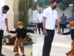Gemas! Jan Ethes Terekam Joget Saat Pakai Baju Adat, Warganet Malah Salfok dengan Ajudan