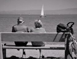 Gemas! Rayakan Ulang Tahun ke-57, Driver Ojol Ini Pakai Seragam SMA Bareng Istri