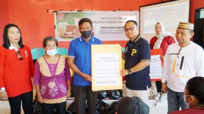 Bupati Thariq Modanggu Serahkan Bantuan Bahan Pangan Kepada 20 KK di Kecamatan Gentuma Raya