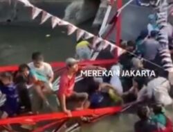 Viral! Jembatan Ambruk Saat Warga Nonton Lomba Perang Bantal HUT-77 RI di Gambir