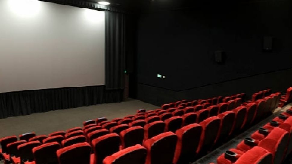 Viral Penonton Naikkan Kaki ke Sandaran Kursi, Ini Etika Menonton Film di Bioskop