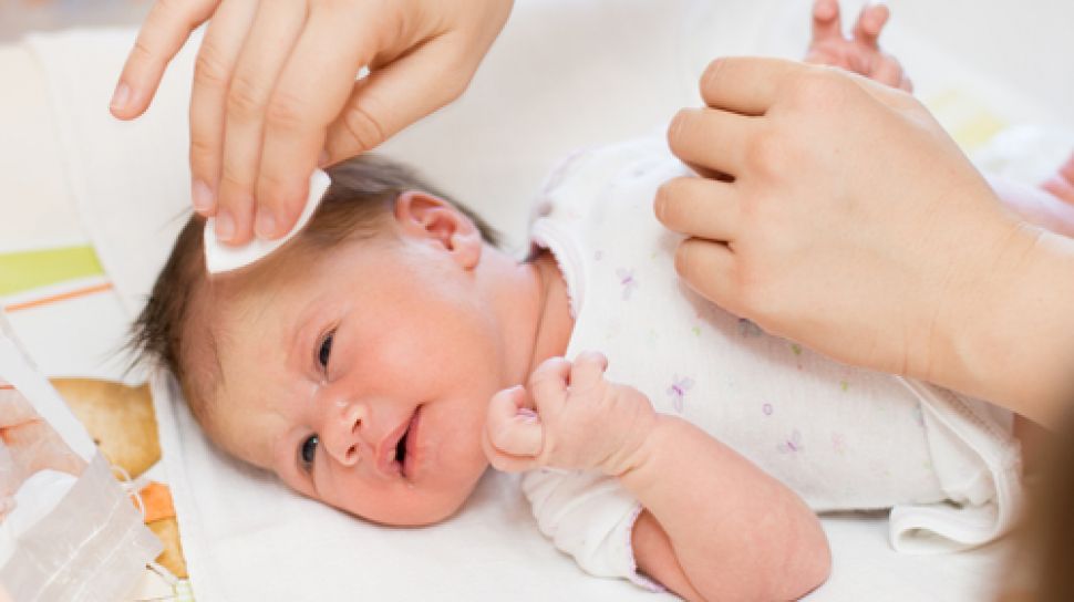 Viral, Wajah Anak Iritasi Usai Pakai Skincare Bayi, Ibu Nekat Pakaikan Kosmetik Orang Dewasa ke Balitanya