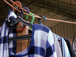 Bikin Resah, Tetangga Tiap Hari Jemur Pakaian di Pagar Rumah, Warganet Beri Saran Beragam: Lumuri Oli Bekas