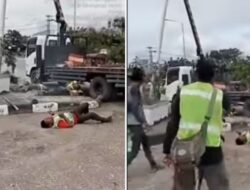 Diduga Karena Masalah Arus Listrik, Sejumlah Petugas Penerangan Jatuh Bergelimpangan di Jalan