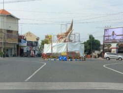 Agar Terlihat Menawan, Tugu Gading Kartonyono dicat, DPUPR Kabupaten Ngawi Anggarkan Rp 120 Juta