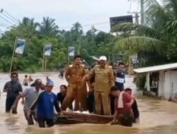 Kunjungi Korban Banjir, Momen Bupati Bengkulu Utara Ditandu Agar Tak Nyemplung ke Air Tuai Pro Kontra Publik