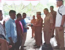 Sekda Gorut Serahkan Bantuan Untuk Kelompok Petani Rumput Laut di Kecamatan Kwandang dan Anggrek